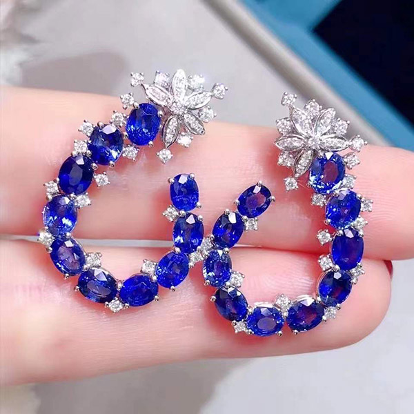 6克拉蓝宝石耳环，颜色浓郁，款式华丽大气，知性优雅