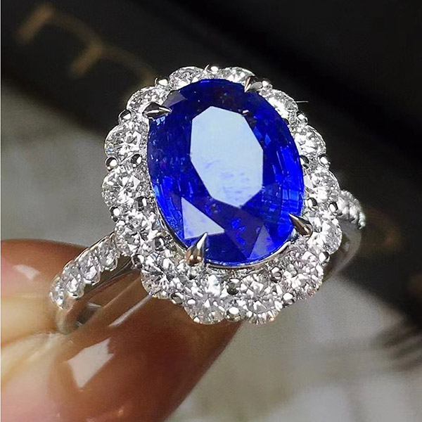 5克拉孔雀蓝蓝宝石戒指+吊坠两用款，艳丽夺目，火彩让人心动，闪耀光芒