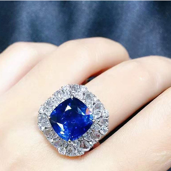 6克拉无烧皇家蓝蓝宝石吊坠戒指两用款，干净玻璃体，时尚大牌感，上手惊艳高贵