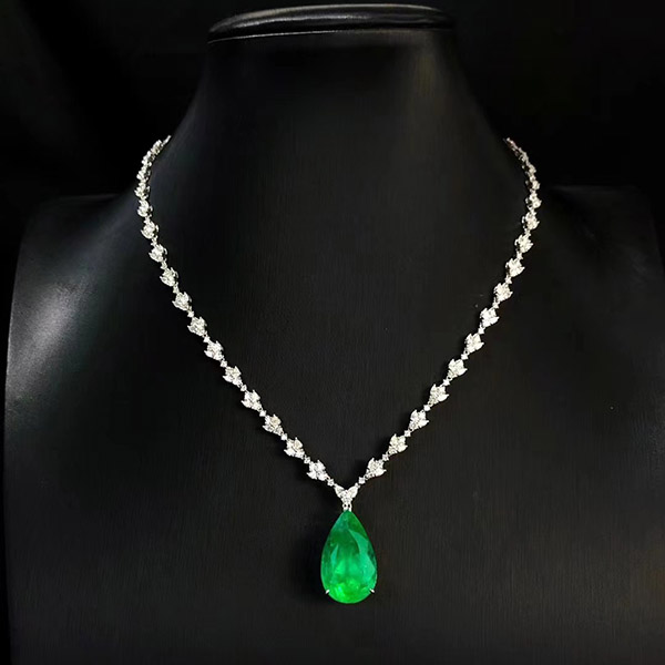 13克拉哥伦比亚Vivid green微油祖母绿项链️，生机盎然的明亮色彩，哥伦比亚独有的魅力！钻石点缀星光熠熠，品质首选！