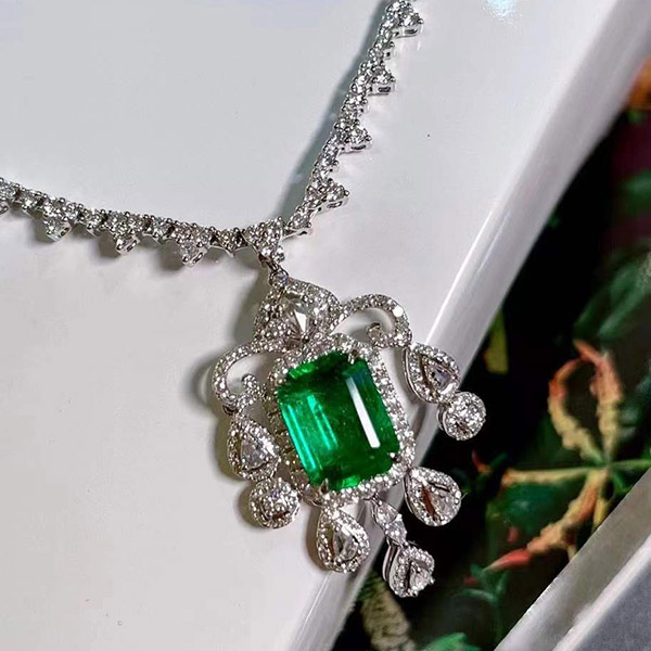 2克拉VIVID GREEN祖母绿项链，明亮玻璃体，低调奢华