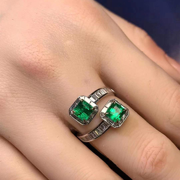 1克拉vivid green哥伦比亚祖母绿戒指，精选两颗晶体，深邃迷人