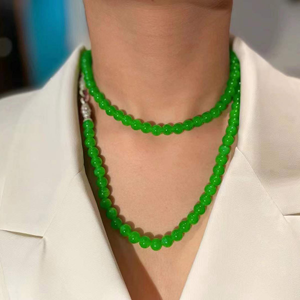 满绿翡翠珠链，珠链不单是旗袍，高领，礼服的专属，日常佩戴也是非常惹眼的