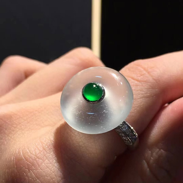 玻璃种平安扣翡翠戒指，举手投足间的高品质，绿蛋的搭配也非常高级