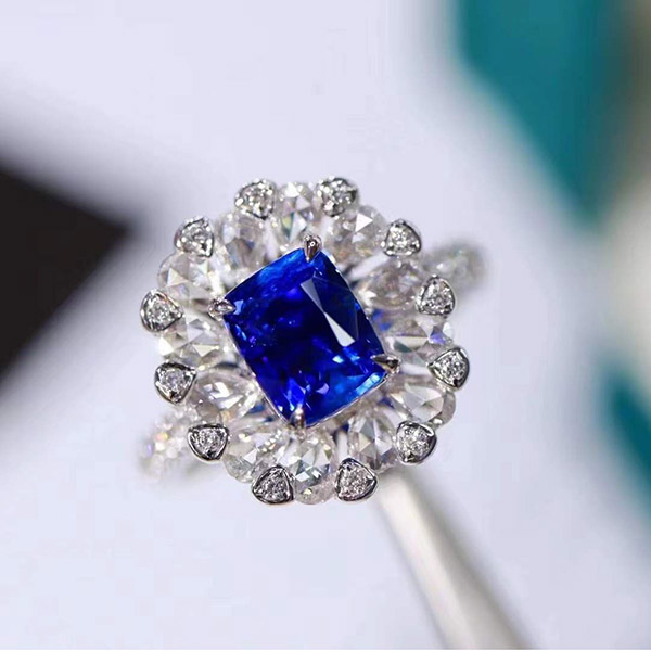 2克拉无烧皇家蓝蓝宝石戒指，火彩好玻璃体干净，难得的浓郁丝绒感，上手漂亮