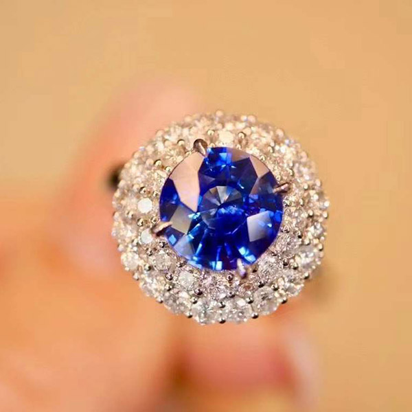 2克拉天然蓝宝石戒指18k金，浓郁皇家蓝，火彩非常漂亮，高贵华丽