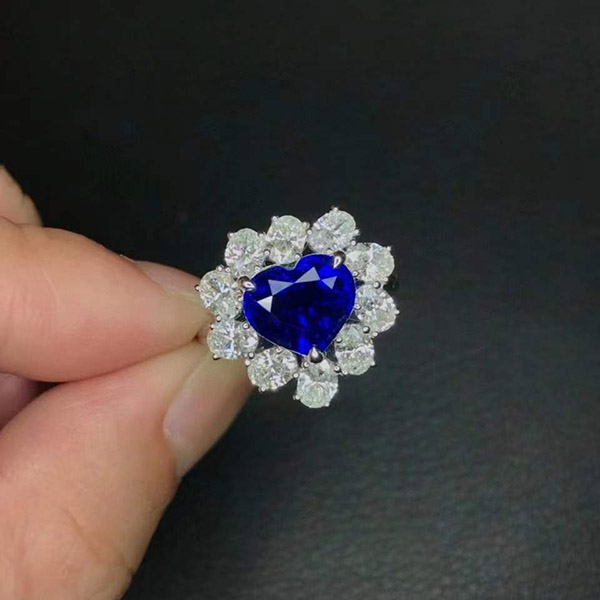 3克拉无烧皇家蓝蓝宝石戒指，玻璃体干净，火彩好，切割精湛