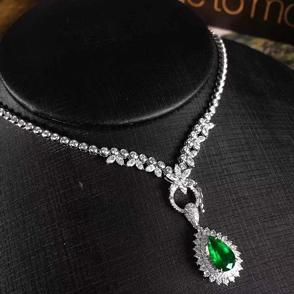 1克拉祖母绿18k锁骨链，款式独特，色泽翠绿漂亮