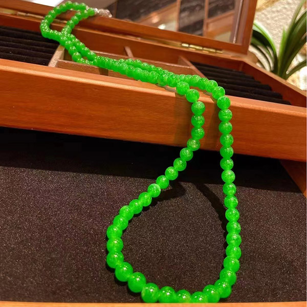 108颗匀珠正阳绿翡翠珠链，颗颗美艳，水头不错
