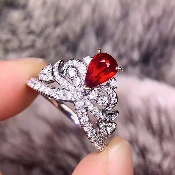 1克拉无烧鸽血红红宝石戒指，干净的玻璃体，火彩颜色好，性价比高