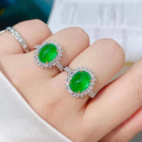 高品质起荧光祖母绿蛋面戒指，颜色艳绿，玫瑰切闪亮，性价比高