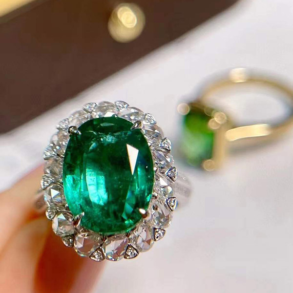5克拉糖果般祖母绿戒指，椭圆切割祖母绿，晶体、颜色、火彩都漂亮，令人怦然心动