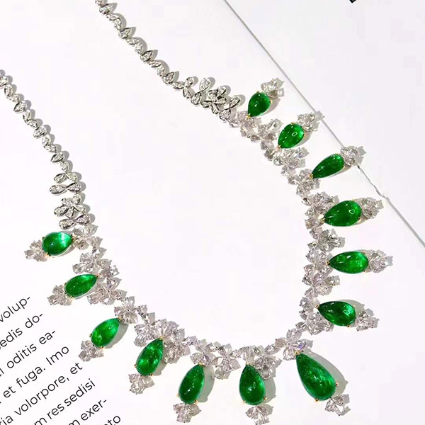 27克拉祖母绿项链，颗颗透体带荧光，颜色明艳，精工镶嵌，简洁优雅，轻盈质感