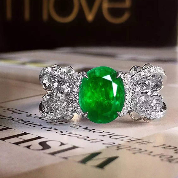 2克拉vivid green祖母绿蝴蝶结戒指，浑然天成的高贵感，非常百搭