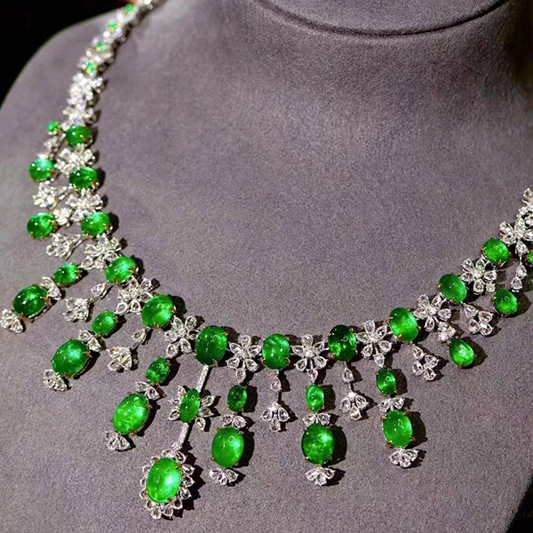 37克拉宴会款祖母绿项链，颜色明艳，晶体透亮，带强荧光，重金打造，精致奢华