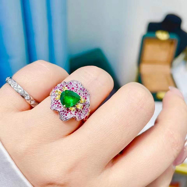 1克拉VIVID GREEN祖母绿花朵戒指，配色洋气，纯手工雕蜡，实物更赞