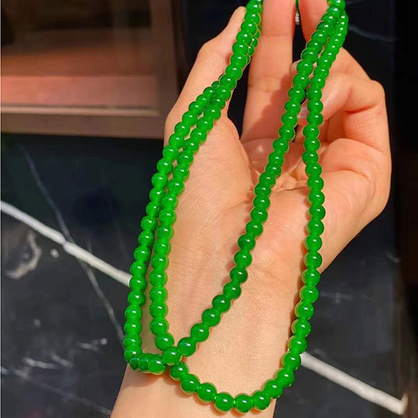 高品质满绿翡翠珠链，种色俱佳，共142颗