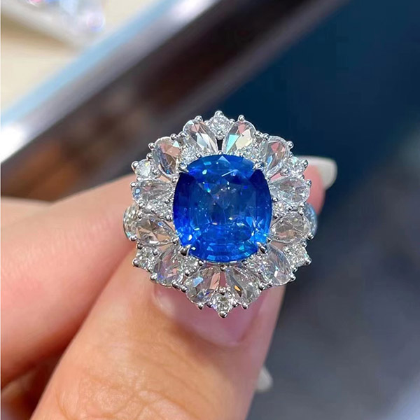 3克拉矢车菊色蓝宝石戒指，大钻围镶，立体豪华，火彩极佳