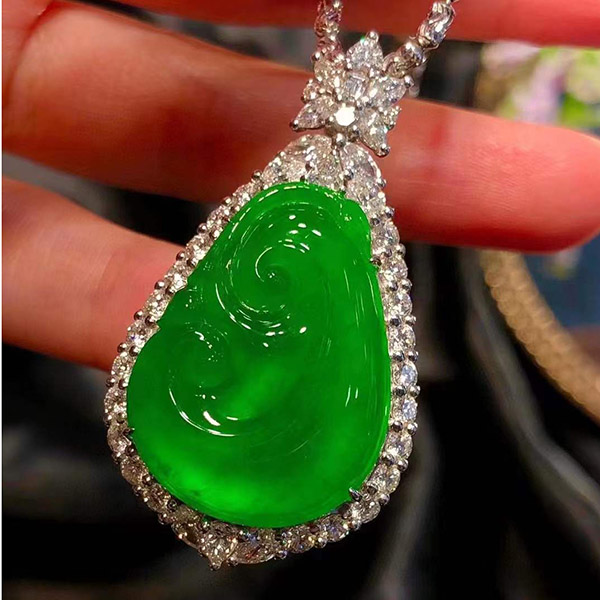 高冰饱满帝王绿如意翡翠吊坠，起光品质，满满珠宝感