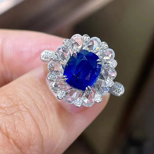 3克拉皇家蓝蓝宝石戒指，浓郁皇家蓝，火彩较好，配镶玫瑰钻，整体上手效果惊艳闪耀 ，实物非常美