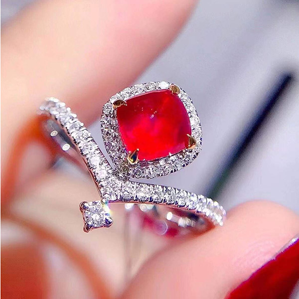1克拉无烧糖塔鸽血红红宝石戒指，色泽很甜润，款式复古别致，本命年必备的红宝石！