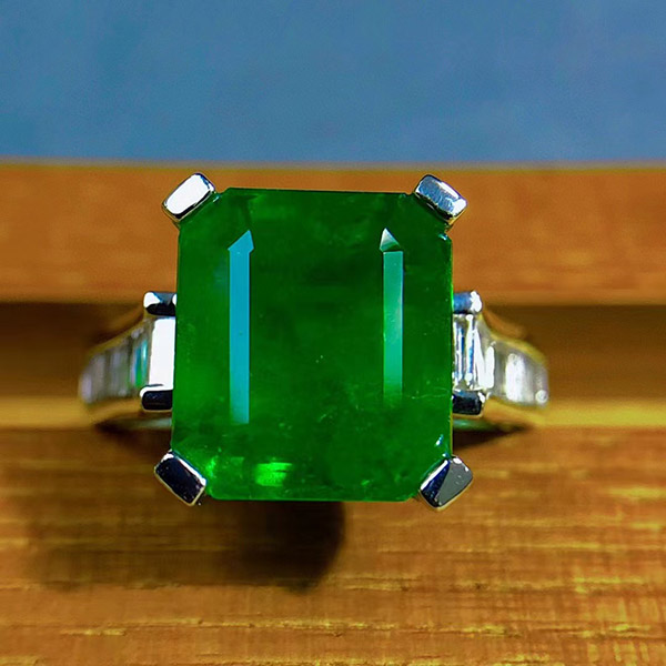 6克拉祖母绿戒指，Vividgreen微油，经典大方的设计，祖母绿颜色浓郁晶体干净