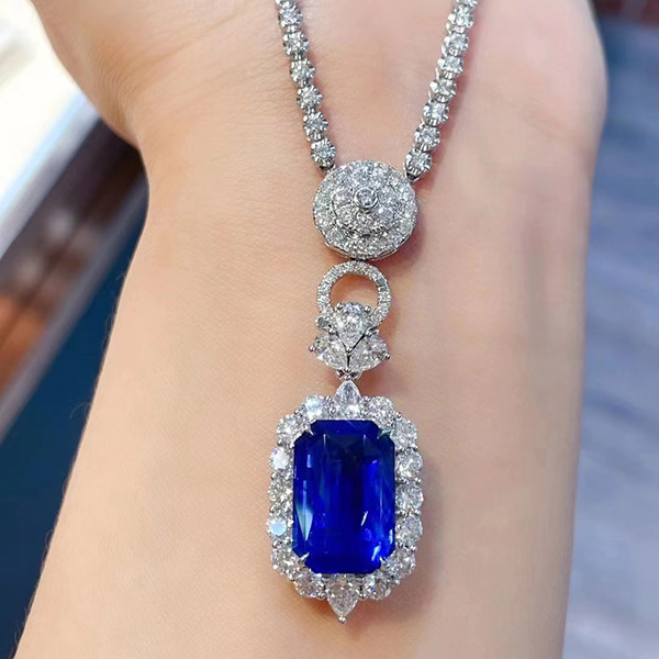 8克拉皇家蓝蓝宝石吊坠，色标级别，浓郁美艳的正蓝色调内部微微色带，配镶大颗白闪钻石，大克拉的即视感