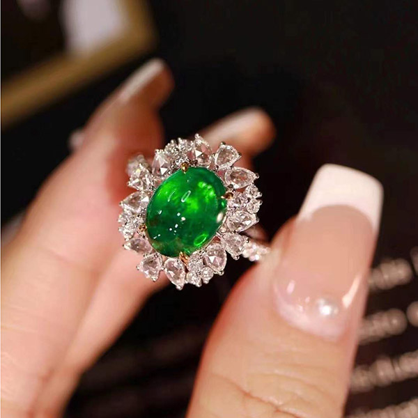2克拉素面祖母绿戒指vivid green，豪华镶钻，精致大气，相当的美！！
