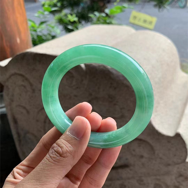 圆条满绿翡翠手镯 尺寸:57.8-12.5-11.8mm