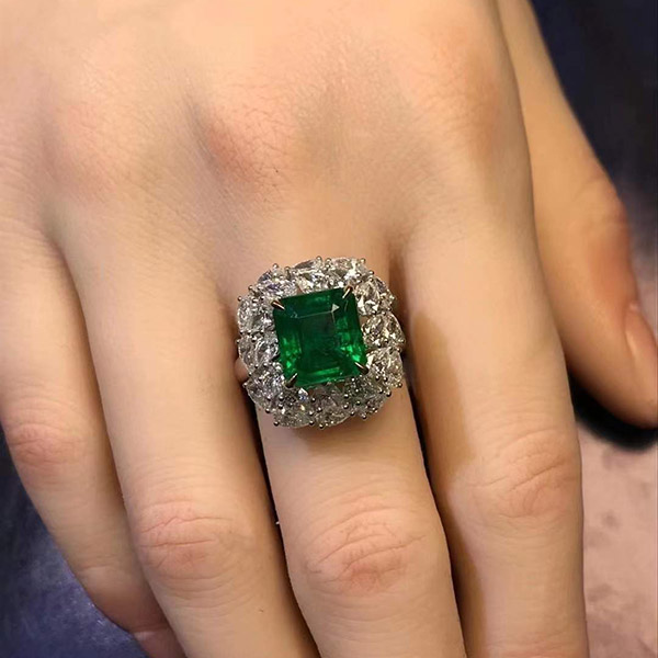 3克拉vivid green赞比亚祖母绿大台面豪镶戒指，上手非常出众