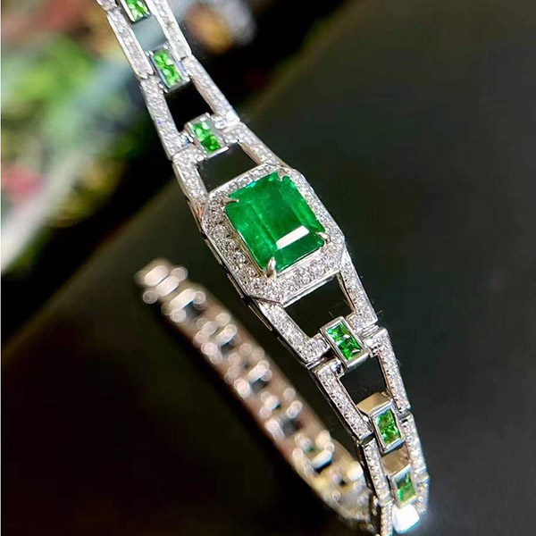 2克拉VVG祖母绿手链，明亮玻璃体，颜色浓郁明艳，表带式的柔软设计，上手高级感十足