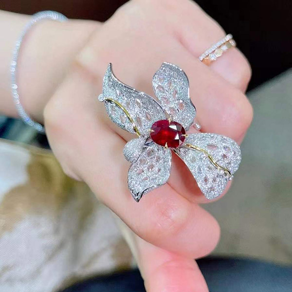 2克拉无烧鸽血红红宝石戒指，以兰花为灵感设计，干净的玻璃体