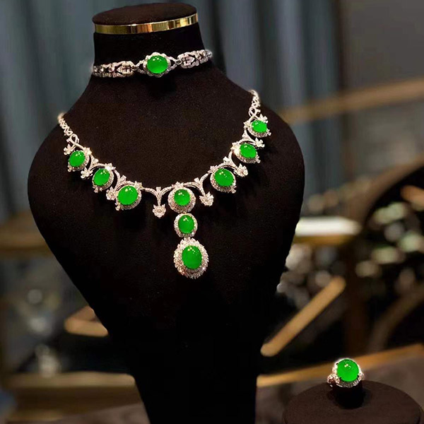 高质量辣绿满色鸽子蛋翡翠项链手镯戒指套装，豪华镶嵌，大气磅礴