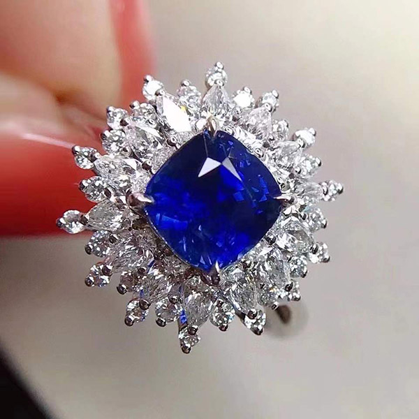 2克拉无烧皇家蓝蓝宝石戒指，火彩很赞，肉眼几乎全净体，重金重钻，气质美女的最爱