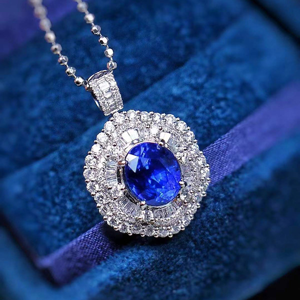 4克拉无烧皇家蓝蓝宝石戒指吊坠两用款，玻璃体火彩闪耀，款式大牌大气，性价比高，典雅奢华，质感高级