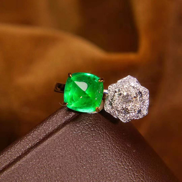 2克拉18k金镶糖塔祖母绿戒指，晶体干净剔透，荧光很棒，伯爵山茶花，大牌设计