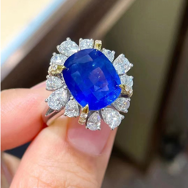 6克拉皇家蓝蓝宝石戒指，颜色艳丽皇家蓝高饱和，微包体，火彩耀眼