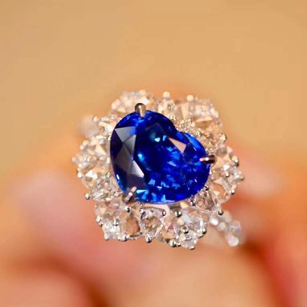 2克拉心形皇家蓝天然蓝宝石戒指，豪华镶嵌大颗粒钻