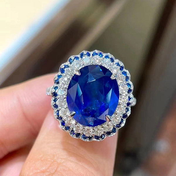 7克拉皇家蓝蓝宝石戒指，切割饱满，颜色浓郁皇家蓝微奶体，大钻配蓝宝石镶嵌，高级感又有小小复古设计，典雅高贵