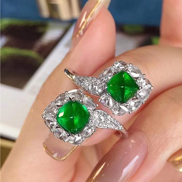 2克拉高品质祖母绿糖塔戒指，实物美翻了，双石设计，闪耀的钻石配上如此貌美的祖母绿，太美艳