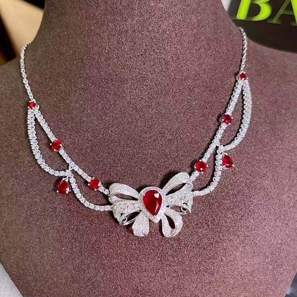 4克拉无烧鸽血红红宝石项链️，甜美蝴蝶结设计，上身很漂亮
