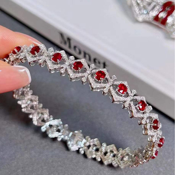 5克拉无烧鸽血红红宝石钻石手链️，略带复古风格表带式设计，很有存在感，高性价比