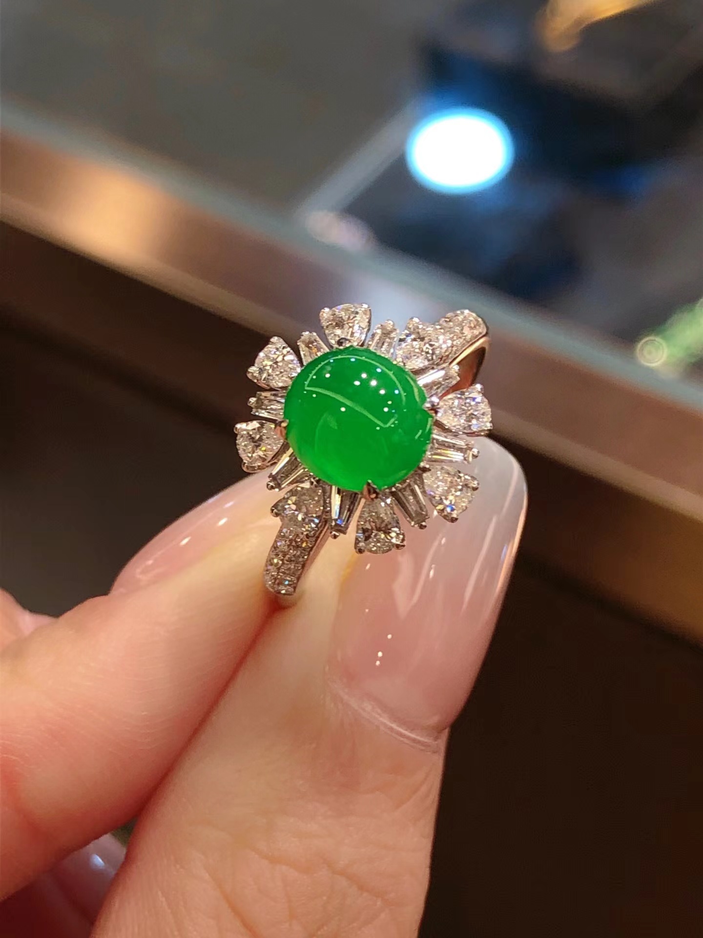 设计新颖时尚，满绿甜美翡翠戒指