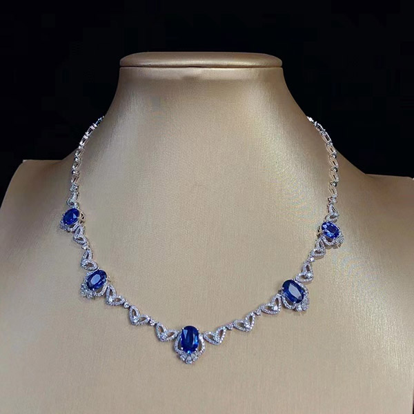 9克拉矢车菊蓝宝石项链，颗颗玻璃体，充满浪漫气息的项链，心形元素排列，上身美
