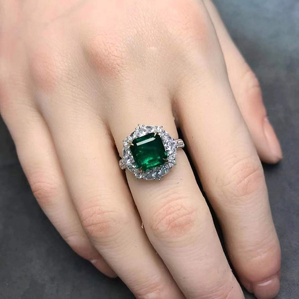 2克拉vivid green赞比亚祖母绿方形戒指，浓郁深邃，闪钻配镶，贵妇小姐姐必备