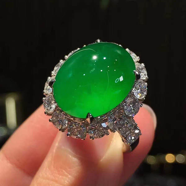 高色艳阳绿蛋面翡翠戒指，种色相融，饱满起光