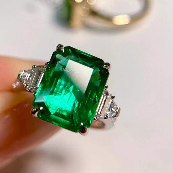 5克拉人气款VIVID GREEN祖母绿戒指，简约的高级感，通透明亮的玻璃体 颜色非常浓绿，电光般火彩