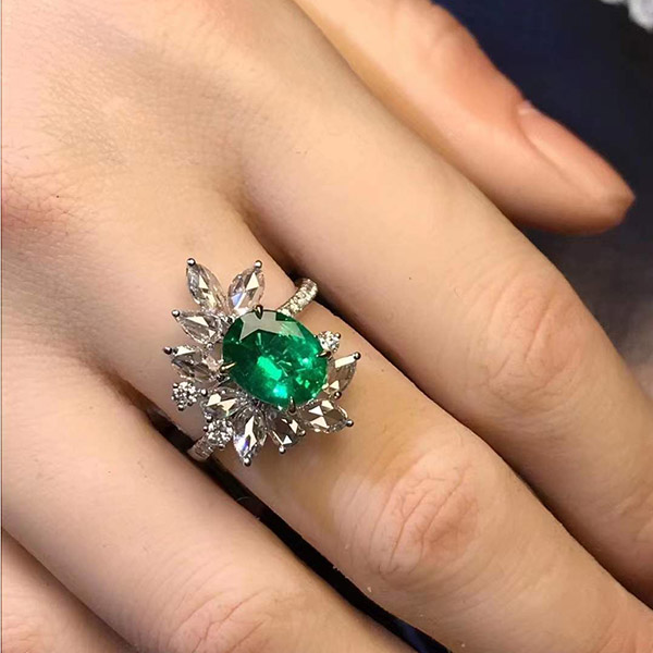 1克拉vivid green赞比亚祖母绿戒指，晶体干净透亮，极具独特设计风格