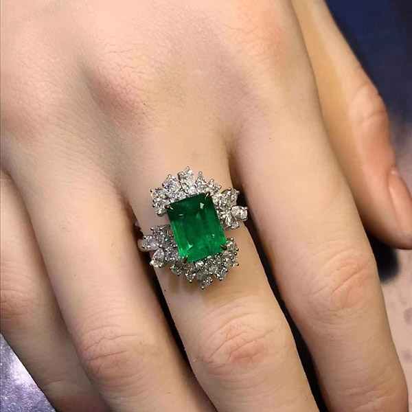 2克拉vivid green赞比亚祖母绿方形戒指，晶体干净，上下交错的闪钻，精彩的艺术设计感