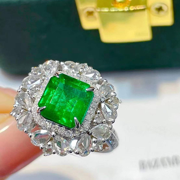 2克拉VIVID GREEN祖母绿戒指，玫瑰切钻石清爽利落，颜色浓郁璀璨，上手好看，性价比高️